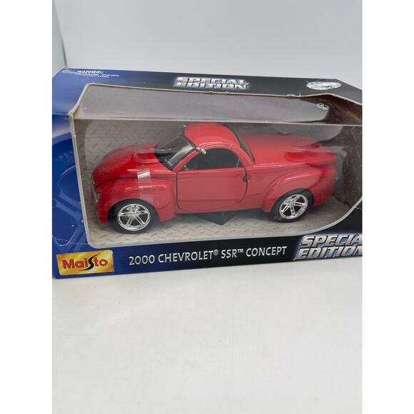 Maisto 2000 Chevrolet SSR Concept Red 1:25 Special Edition - Picture 3 of 9